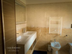 Casa di Nonno master bathroom